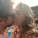 Valeria Ortega Instagram - ✨ golden ✨ algunas fotos de ayer! 💫 Un fantástico día, lleno de ☀️ 🎶 🍹 🥵 ❤️ 🎉 💃🏼 🪩🤜🏼🤛🏼 👗 @casa.santander