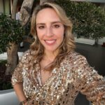 Valeria Ortega Instagram - ✨ golden ✨ algunas fotos de ayer! 💫 Un fantástico día, lleno de ☀️ 🎶 🍹 🥵 ❤️ 🎉 💃🏼 🪩🤜🏼🤛🏼 👗 @casa.santander