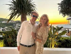 Valeria Ortega Instagram - ✨ golden ✨ algunas fotos de ayer! 💫 
Un fantástico día, lleno de ☀️ 🎶 🍹 🥵 ❤️ 🎉 💃🏼 🪩🤜🏼🤛🏼
👗 @casa.santander