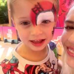 Valeria Ortega Instagram - Full verano en @mallportal 🤩 Portal La Dehesa 🤩 Iba de shopping 🛍️ y me tropecé con una infinidad de actividades para toda la familia!!! Talleres de manualidades, pinta caritas, juegos inflables (hay para niños y otros que son enormes! Me tiré varias veces 🫣), obviamente el mejor shopping y clases de gimnasia los fines de semana! No sé quién estaba más feliz, Ollie o yo 😂🤩