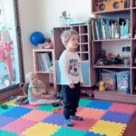 Valeria Ortega Instagram - Mis hijos son FANÁTICOS de los dinosaurios 🦕 🦖 y adivinen cual es el dinosaurio favorito de Ollie? El tiranosaurio Rex, obvio! Me encamaré de este juguete, porque es interactivo, seguro, entretenido y ya vieron que Ollie y Sienna están en llamas 🔥 ¿Que les pareció? Mi sobrino lo vio en una foto y no podía creerlo!!! Yo lo encuentro genial (hasta Kitito 🐩 juega con él 😂)