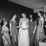 Valeria Ortega Instagram - Llegaron las fotos y tengo demasiada nostalgia de este día tan pero tan increíble 😻 Fue perfecto La previa con las bridesmaids y mi mamá Dress reveal! Amé ver sus caras cuando vieron el vestido por primera vez 🔥👏🏼 Ya vendrán más fotos @lauraemiliaschettino @mrs_cata.sch.o @amparohernandezc @pau__mp @gloriarojas_mua @josestamaria 📸 @danielagaldames 👗 @casa.santander Wedding planner @coniprovens