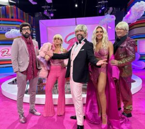 Valeria Ros Instagram - ¡10 años de @zapeando! Y yo, casi cinco desde que un verano tuve la oportunidad de probar y que me dejaran decir burradas en horario infantil. ¡Cuánta gente con talento ha pasado por aquí y cuántos amigos me llevo detrás y delante de las cámaras! ¡A por los 10 siguientes! 💖💖💖💖