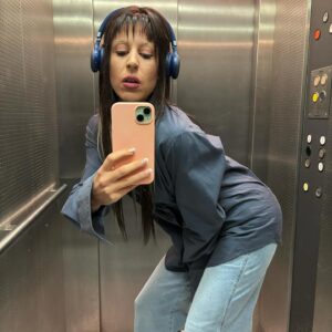 Valeria Ros Instagram - La pelusa de Nathy 🫶😁😁😁
Equipazoooo!!!! Menudo equipo de caracterización me sentía ella. GRANDE @saratogalvez !!! @gestmusic gestmusic @atresmediacom ¡ @tcmsuena te da VIDA y haces más cardio que en la vida también! 💕💕💕💕