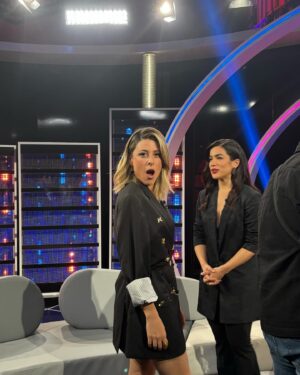 Valeria Ros Instagram - Menudos lookazos me están cediendo para @tucaramesuena ❤️❤️❤️ Vestido de @marialafuentefashion y sandalias de @stevemaddenesp. Pendientes @almadiversajoyeria y @plashioncomunicacion.
Bonus track ➡️ mi hija después de escucharme una semana cantar sin parar Chachi Piruli. 🥰🥰🥰🥰 Gracias @diegomceaoficial por ser tan genio 💫💫💫