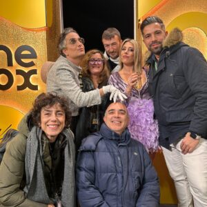 Valeria Ros Instagram - ¡Feliz año Neox 2024! Qué experiencia. 🥂🥂🥂🍾🍾Me reí muchísimo y ver a tanta gente en la Puerta del Sol saludándonos a @josietv y a mi fue brutal. Con @josietv todo es brutal! Gracias por el vestidazo que se curro con todo el cariño @tamara_press y que me hizo ponerme con @raulruda a diseñar. Esas plumitas eran puro empoderamiento. Y @juanacunas me dejó como una diosa maquillada. ¡Equipazo y diversión! Así quiero empezar todos los años. Feliz año babiesssss ❤️❤️❤️ Qué entréis bien en el año, que lo que bien empieza, bien acaba. 😎😎😎