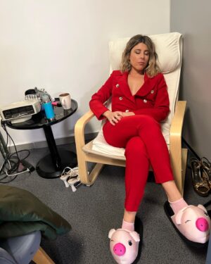 Valeria Ros Instagram - Momento camerino 🐷🐷🐷 En nada nos vemos en @zapeando 

📸@raulruda