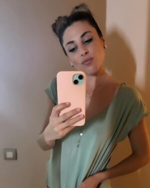 Valeria Ros Instagram - Así tengo todo el móvil lleno de selfies antes de dormir para dejar constancia de los pedazos de Make ups, peinados y looks que me dejan en los programas o bolos que trabajo 🤣 Qué suerte la mía que me pongan todos los días como una DIVA💕🫶 Venga os lo comparto y dejo hueco que paso de pagar icloud.