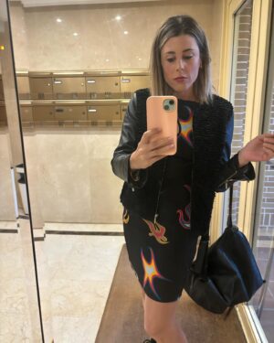 Valeria Ros Instagram - Así tengo todo el móvil lleno de selfies antes de dormir para dejar constancia de los pedazos de Make ups, peinados y looks que me dejan en los programas o bolos que trabajo 🤣 Qué suerte la mía que me pongan todos los días como una DIVA💕🫶 Venga os lo comparto y dejo hueco que paso de pagar icloud.