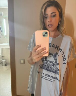 Valeria Ros Instagram - Así tengo todo el móvil lleno de selfies antes de dormir para dejar constancia de los pedazos de Make ups, peinados y looks que me dejan en los programas o bolos que trabajo 🤣 Qué suerte la mía que me pongan todos los días como una DIVA💕🫶 Venga os lo comparto y dejo hueco que paso de pagar icloud.