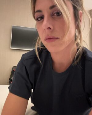 Valeria Ros Instagram - Así tengo todo el móvil lleno de selfies antes de dormir para dejar constancia de los pedazos de Make ups, peinados y looks que me dejan en los programas o bolos que trabajo 🤣 Qué suerte la mía que me pongan todos los días como una DIVA💕🫶 Venga os lo comparto y dejo hueco que paso de pagar icloud.