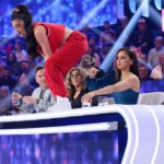 Valeria Ros Instagram - LAS CHONACAS DE LA COMEDIA PELANDO 🍌🍌🍌 en @tucaramesuena. @susicaramelo tiene que volver a TCMS si o si 🫶🫶🫶🥳🥳🥳 Gracias a @gestmusic por dejarme traer a mi amiga más choni y enhorabuena a mi colega Harry aka @raoulvazquez y a todos mis compis. Os quieroooo!!! 📸 @joseirun_fotografia LOOK DE GALA 💕 Body @bcbgmaxazria Falda @cosstores Zapatos @stevemaddenesp