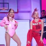 Valeria Ros Instagram - LAS CHONACAS DE LA COMEDIA PELANDO 🍌🍌🍌 en @tucaramesuena. @susicaramelo tiene que volver a TCMS si o si 🫶🫶🫶🥳🥳🥳 Gracias a @gestmusic por dejarme traer a mi amiga más choni y enhorabuena a mi colega Harry aka @raoulvazquez y a todos mis compis. Os quieroooo!!! 📸 @joseirun_fotografia LOOK DE GALA 💕 Body @bcbgmaxazria Falda @cosstores Zapatos @stevemaddenesp