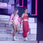 Valeria Ros Instagram - LAS CHONACAS DE LA COMEDIA PELANDO 🍌🍌🍌 en @tucaramesuena. @susicaramelo tiene que volver a TCMS si o si 🫶🫶🫶🥳🥳🥳 Gracias a @gestmusic por dejarme traer a mi amiga más choni y enhorabuena a mi colega Harry aka @raoulvazquez y a todos mis compis. Os quieroooo!!! 📸 @joseirun_fotografia LOOK DE GALA 💕 Body @bcbgmaxazria Falda @cosstores Zapatos @stevemaddenesp
