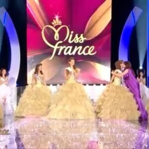 Valérie Bègue Instagram - C'était il y a 15 ans

"J'espère que ce ne sera pas toi, mais j'espère que ce ne sera pas moi non plus" pensais je en te regardant ma douce Vahi. 
Je lisais dans tes yeux ces mêmes mots.
Nous étions pétrifiées.
À mon sacre, tu me glisses tendrement à l'oreille "je suis tellement désolée pour toi.."

Non Miss France n'était pas un rêve.. 
J'étais bouleversée à l'idée de voir ma vie m'échapper, de quitter ma famille et mon île. 
L'avenir m'apparaissait totalement incertain et j'étais dépassée par la peur, la pression, le doute, la vulnérabilité et un sentiment profond de solitude.

Et puis quelques jours plus tard je me suis retrouvée à devoir me battre pour conserver ce titre qui avait tant chamboulé ma vie.

Mais je n'étais plus seule. Vous étiez là.
Je n'étais plus faible. Vous me portiez.
Je n'avais plus peur. Vous me guidiez.
J'ai grandi et me suis épanouie à vos côtés.

Merci pour tout 🤍

Merci infiniment à celles et ceux qui ont été présents pour moi cette année si particulière, ma famille évidemment, mais aussi @liettejuparizy @celiajour @oliviernoel9 brit2406 et #delphineclero

Ps: grosses pensées à toutes les miss de ma promo et happy you @liettejuparizy 🎂