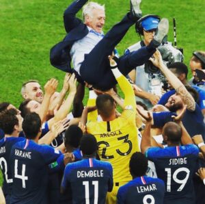 Valérie Bègue Instagram - Merci # DidierDeschamps
⭐️ Capitaine en 1998
⭐️⭐️ Sélectionneur 20 ans plus tard
Quelle équipe ! 
#bravolesbleus #fiersdetrebleus