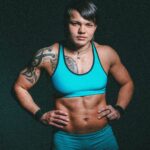 Valeriya Bukina Instagram - Хочу вернуться! 5 лет как я забросила тренировки в тренажёрном зале. За моей спиной много достижений и ограничений. В 2020 году у меня была тяжёлая операция на плечо, эндопротезирование. Проблема, которая привела к операции, никак не связана со спортом. Подробности описывала раньше, ссылку на тот пост повешу в сторис, кому интересно. После операции врачи запретили спорт, никаких нагрузок нельзя. Но я не могу без спорта. Конечно, я снизила нагрузку, все это время я занималась в основном дома. Но моя душа и тело хотят в зал. В ближайшее время я по возможности возобновлю занятия. Без мышечного корсета мне некомфортно, тем более я знаю возможности моего тела и мне не хочется, чтобы какие-то ограничения мешали мне жить полной жизнью. Как считаете: я права или нужно слушаться врачей?