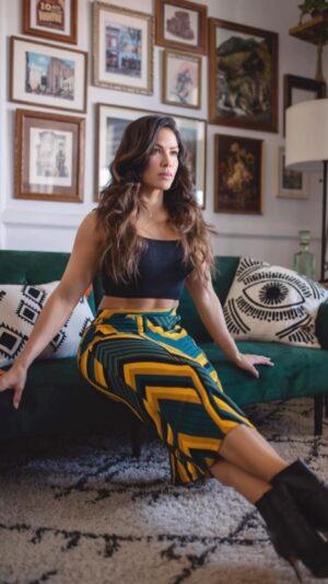 Valery M. Ortiz Instagram - Had to ‘reel’ this whole look to do this group of baddass boss ladies’ work some justice! I meaaan…🙌🏽👏🏽 🤗

@amandapeixotoelkins 📸
@kathleenmakeup 💄
@lornareidhair 💁🏽‍♀️
@hhcostumes 👗

#Photoshoot #bossbabes #glamsquad #womeninbusiness #womenempowerment #womensupportingwomen #pose #modelbehavior #dreamteam