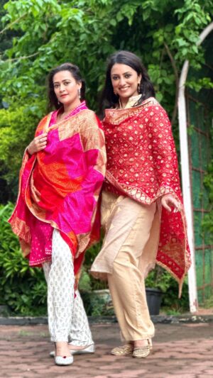 Vandana Lalwani Instagram - Han jiii 🥰 “Wakra Swag” 😍
We both set the floor on 🔥 what say ?
#reels #reelsinstagram #instagram #instamood #instagood #instadaily #instalike #instacool #insta #reelsindia #reelsvideo #reelsviral #trendingreels #punjabi #vibes #energy #high #bff #dancing #enjoying #suit #duppata 
@dupattabazaar