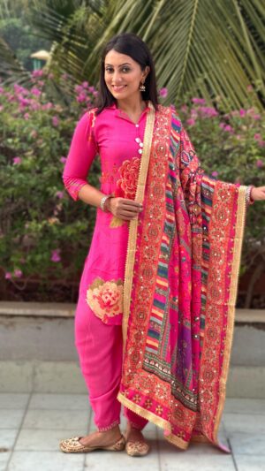 Vandana Lalwani Instagram - May this Bhai Dooj add sweetness to your life and bring your endless joy. Best wishes for Bhai Dooj! 💝

Shop from an amazing collection of dupattas from @dupattabazaar 💕
#reelsindia #trendingreels #reelsinstagram #khalasi #indianfestival #festivewear #pink #diwalireel #diwali  #vandanalalwani 
Kurta @jisorajaipur