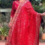 Vandana Lalwani Instagram - This Karvachauth, Mohe rang do laal.. with exclusive dupattas from @dupattabazaar ❤️ Shop now from their collection https://www.dupattabazaar.com/ Kurta @nehamtaonline #reelsindia #reelsinstagram #dancereels #reddupatta #karvachauth #heavydupatta #indiantraditionalwear #festivewear #moherangdolaal #bajiraomastani #deepikapadukone #vandanalalwani