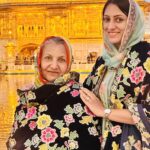 Vandana Lalwani Instagram - Blessed to spend a beautiful day at the Golden Temple Amritsar @harimandirsahib with mom @tara_lalwani . . . Twinning with mom in @dupattabazaar #goldentemple #amritsar #harimandirsahib #twinning #velvetshawls #winter #gurudwara #punjab #vandanalalwani