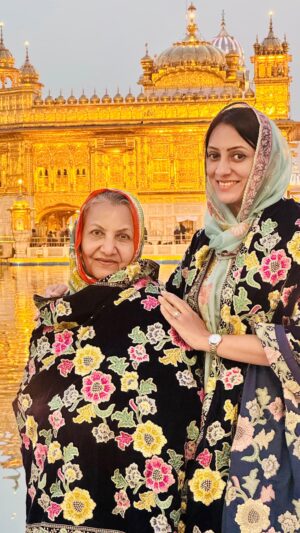 Vandana Lalwani Instagram - Blessed to spend a beautiful day at the Golden Temple Amritsar @harimandirsahib with mom @tara_lalwani 
.
.
.
Twinning with mom in @dupattabazaar 
#goldentemple #amritsar #harimandirsahib #twinning #velvetshawls #winter #gurudwara #punjab #vandanalalwani