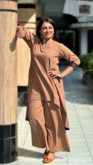 Vandana Lalwani Instagram - Feeling Filmy this Friday in these super comfortable & super stylish outfits from @unidraa ❤️

#reelsindia #reelsinstagram #dancereels #bollywood #kalhonaaho #kuchtohhuahai #cottoncoordsets #solidcolors #style #indianfashion #unidraa #vandanalalwani