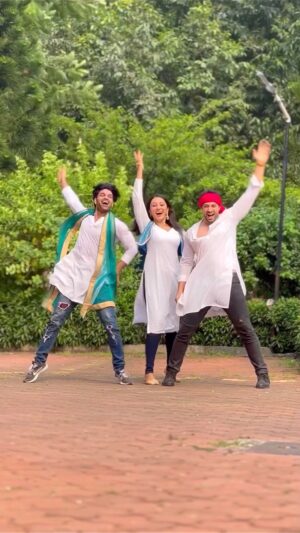 Vandana Lalwani Instagram - Karan Arjun vibes 😎😎😎
•
•
#reelsindia #reelsinstagram #bhangdapaale #srksalman #karanarjun #salmanshaikh #vandanalalwani #yuvraajparashar #whitekurta #shahrukhkhan #salmankhan
