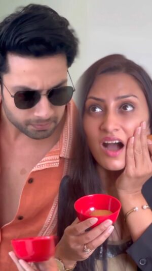 Vandana Lalwani Instagram - Aur kis-kiske Masoodo mein Dard hai
Apna address bhejo…! 
•
•
#salmanshaikh #vandanalalwani #comedyreels #actors #newsreporter #indianmedia #toothpaste #funnyreels #harbahukiyahikahaanisaasumaanemerikadarnaajani #sasumanemerikadarnajani #actorslife🎬