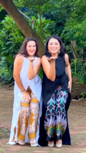 Vandana Lalwani Instagram - Black & White with a colourful life 🖤🤍❤️

#reels #reelsinstagram #instagram #instadaily #instamood #instafashion #instalike #instacool #insta #reelsvideo #reelsviral #trendingreels #reelsindia #blackandwhite #twinning #coordset #hawahawai #jaswirkaur #vandanalalwani #enjoying #dancing #bff #happiness 

DO NOT REPOST WITHOUT PERMISSION ❌