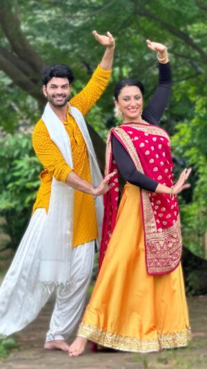 Vandana Lalwani Instagram - Jugalbandi 💃🕺
.
.
.
Dupattas @dupattabazaar 

#reelsindia #reelsinstagram #dancereels #classicaldance #dhindhorabajere #runaway #kathak #yuvraajparashar #vandanalalwani