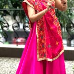 Vandana Lalwani Instagram - Already in the mood to dance to the rhythm of Navratri.. 💃 Beautiful Navratri Dupatta collection from @dupattabazaar ❤️ #reelsindia #dancereels #navratri #garba #dandiya #dupatta #indianfestival #gujratifolk #cokestudio #khalasi #vandanalalwani