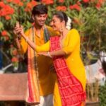 Vandana Lalwani Instagram - Mitwaaaa…. 💛💛 . . . #reelsindia #reelsinstagram #dancereels #bollywood #classicaldance #mitwa #kank #vandanalalwani #yuvraajparashar #yellowkurta #twinning