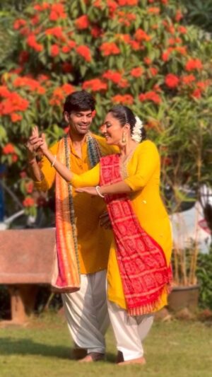 Vandana Lalwani Instagram - Mitwaaaa…. 💛💛
.
.
.

#reelsindia #reelsinstagram #dancereels #bollywood #classicaldance #mitwa #kank #vandanalalwani #yuvraajparashar #yellowkurta #twinning