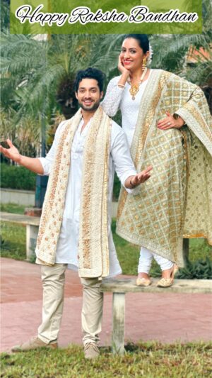 Vandana Lalwani Instagram - Celebrate Raksha Bandhan this year by gifting & twinning with your loved ones in beautiful dupattas from @dupattabazaar just like we did ❤️❤️
Happy Raksha Bandhan in advance

#friendslikefamily #rakshabandhan #brothersister #bond #twinning #salmanshaikh #vandanalalwani #dupattabazaar