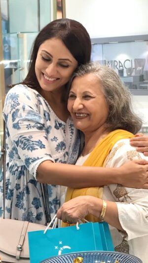 Vandana Lalwani Instagram - Every Mother deserves the best so this Mother’s Day 
Gift your mom beautiful Solitaire jewellery from Candere by Kalyan jewellers which she will cherish forever just like I did ✨ 
They have an amazing range of designs suitable for every age group.
Use Coupon code - SHINE to get EXTRA Rs 1000 OFF on Diamond and Solitaire jewellery above 15k on the whole cart.

#solitaire #diamonds #jewellery #mothersday #candere #vandanalalwani