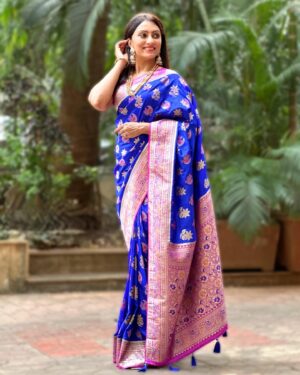 Vandana Lalwani Instagram - दीपावली के इस पावन पर्व पर आपके जीवन में प्रकाश और खुशियों की बरसात हो। 
शुभ दीपावली 🪔 
.
.
.
Beautiful Silk Saree @julahaasarees 🫶

#diwali #shubhdeepawali #indianfestival #silksaree #silk #indiansaree #festivesarees #vandanalalwani
Jewellery @aquamarine_jewellery