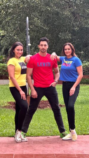 Vandana Lalwani Instagram - Recreating this Iconic song with our #teenkitigdi 💃🕺💃

#reels #reelsindia #dancereels #koimilgaya #kuchkuchhotahai #srk #kajol #ranimukherjee #jaswirkaur #salmanshaikh #vandanalalwani #friends #enjoying #dancing #outdoors #bright #colorful #positive #vibes 🥳🧿
Vc @manav.jain02