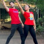 Vandana Lalwani Instagram - Red Alert ‼️ #dancereels #reelsindia #reelsinstagram #chandchupa #twinning #salmanshaikh #vandanalalwani #bollywood #choreography #friends DC @i_mohit_jain 🕺