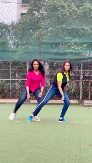 Vandana Lalwani Instagram - The Tune which makes you groove 😍💃💃
How is that 🥰🤩❤️
#reels #reelsinstagram #instagram #instadaily #instalike #instamood #instalove #instacool #instareels #reelsindia #reelsvideo #reelsviral #trendingreels #bff #friends #enjoying #gooving #dancing #tall #girls #happyfeet 💃💃