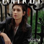 Vanesa González Instagram – @lofficielarg 
Foto @xrsnkx 
Estilismo @jorgeoleon 
Pelo @eddierodriguez_23 para @frumboliestudio 
Maquillaje @aguscaparra 
Chaqueta @calandraoficial camisa @naimaoficial y Jean @levis_ar