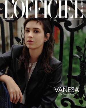 Vanesa González Instagram - @lofficielarg 
Foto @xrsnkx 
Estilismo @jorgeoleon 
Pelo @eddierodriguez_23 para @frumboliestudio 
Maquillaje @aguscaparra 
Chaqueta @calandraoficial camisa @naimaoficial y Jean @levis_ar