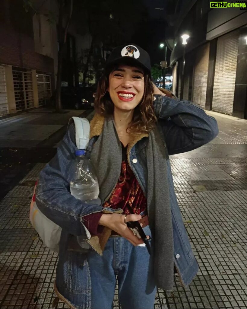 Vanesa González Instagram - china felíz posdengue con el mejor regalo del mundo: una gorra con Mario Alberto bordado salut🌹