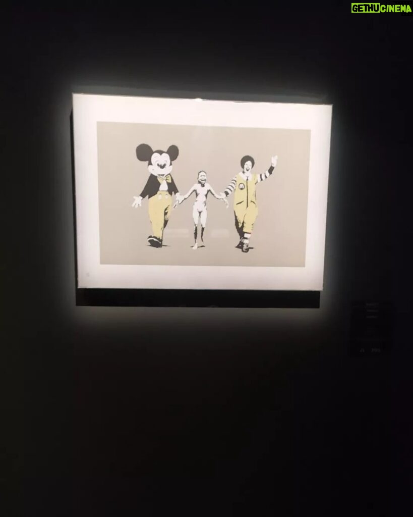 Vanesa González Instagram - una perla en la ciudad @banksyexpoar quedan 10 semanas para ver esta muestra de Banksy en la Rural gracias @dgexperiencecom @grinbankdaniel x acercarnos esta maravilla♥️