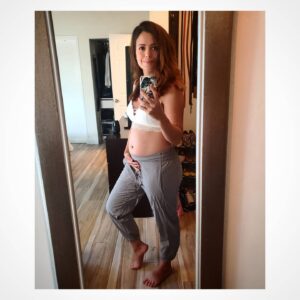 Vanessa Blandón Instagram - Feliz estoy de recibirte, cada momento Cada etapa me la estoy disfrutando al 100%... Bueno un poco menos los 2 primeros meses de nauseas  Lol, a decir verdad cada segundo vale la pena, y me lo he  tomado todo con mas calma. 
Ya vienes enseñándome paciencia, a bajar un poco el ritmo rápido en el que vivo. Estoy aprendiendo y preparándome para ser mejor para ti. 
Debo confesar que si me da un poquito de miedo, pero creo que ser mama debe ser algo mágico y estoy lista para vivir esta nueva etapa.
.
I am very excited to receive you,  I am enjoying 100% each stage ... Well a little less the first 2 months of nausea Lol, to tell the truth every second is worth it, and I have taken everything more calmly. You have been teaching me patience, to slow down. So I am learning and preparing to be better for you👶. I must confess that it does scare me a little bit, but I think being a mom must be something magical and I'm ready to live this new stage.🤰