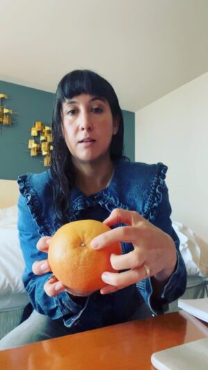 Vanessa Carlton Instagram - 𝐇𝗼𝐰 𝐓𝗼 𝐏𝐞𝐞𝐥 𝐀 𝐆𝐫𝐚𝐩𝐞𝐟𝐫𝐮𝐢𝐭 𝐈𝐧 𝐎𝐧𝐞 𝐏𝐞𝐞𝐥 (𝐫𝐞𝗺𝐢𝐧𝐝𝐞𝐫)