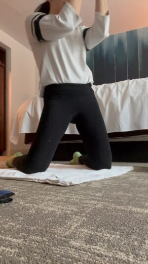 Vanessa Carlton Instagram - Guys! This tour has been phenomenal so far! Side note: For those that have not attended one of my shows, I broke my foot two weeks before tour started.  It is my pedal foot but I’m totally fine to play because I’ve been using my toes and it works great! Point of this post is, I figured out how to workout with a broken foot! Take it to the knees people. Thank you @tracyandersonmethod. You allow folks that can’t stand up to workout!!! 🖤 Did you get your tickets to this carnival yet? INTERNET LINK THROUGH BIOGRAPHY. See ya on the road!