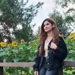 Vanessa Cruez Instagram - Ready to Shine Again..🥰🌻☀️

#vanessacruez #vanessa #readytoshine #sunflower #scenery #green #nature #newhair #longhair #positivity #spreadhappiness #smile #black #posing #instapic #instanature #instagood #picnic #park #love #loveyourself #smile #joy #yolo #beige #beyourself #stronger #instadaily #newpost #converse #sneaker