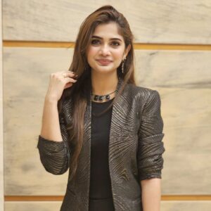 Vanessa Cruez Instagram - It was a pleasure being the host for @idfcfirstbank
Success Celebration in Malaysia...

Ponnu naanthaan ahnaa naa poturekure Blazer @geetha1738 odeh😂😂😂.. Thanks babe..

Hair colour by @ladivatouchessalon
@schanooladivas 😍

#vanessacruez #vanessa #hosting #emcee #lovemywork #idfc #happiness #spreadlove #smile #black #gold #blazer #makeup #love #longhair #instagood #instafashion #instadaily #posing #shine #artist #style #beyourself #india #malaysia #celebration #gathering #event #bank